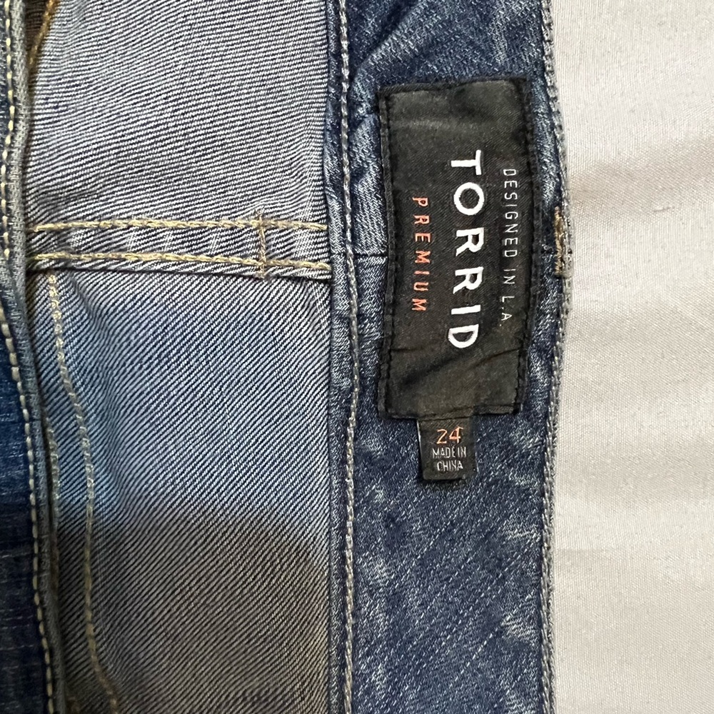 Boyfriend cropped jeans. - Picture 3 of 4